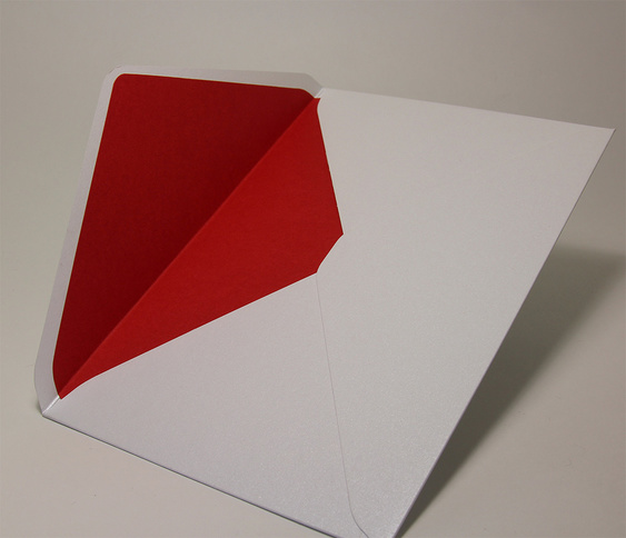 оборотная сторона белого конверта с тиснением логотипа