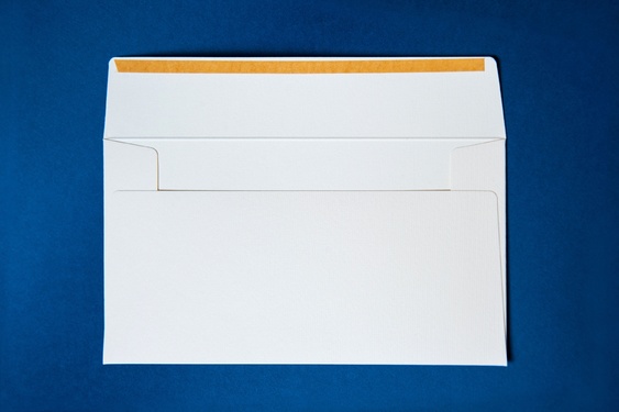 Белый конверт с тиснением Aurrum 