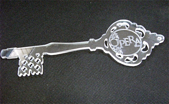сувенирная продукция - ключ, изготовлен из оргстекла с применением лазерной резки
