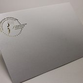 белый конверт с тиснением логотипа