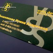 двухцветная визитная карточка на черной бумаге