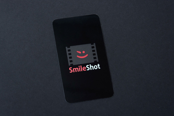 Визитная каточка на черной бумаге для компании Smile Shot