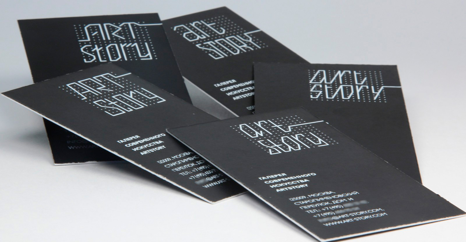 визитка на черной бумаге с применением технологии шелкография компании Арт стори