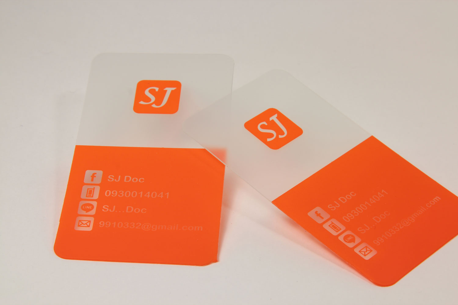 Пластиковая оранжевая визитка для компании SJ