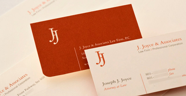 визитка для юриста на красно-белой бумаге