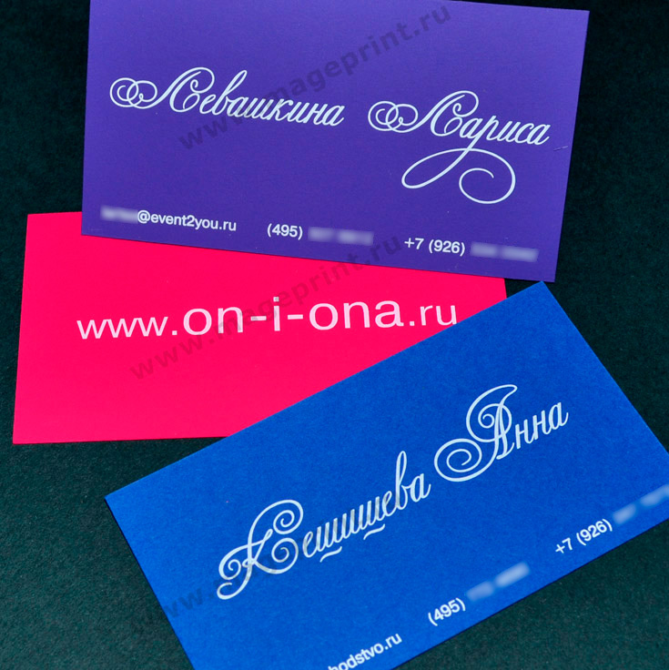 Образцы женских визиток на синей и красной бумаге