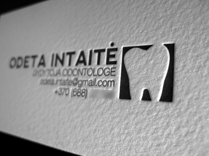 Белая визитка стоматолога с применением технологии тиснения